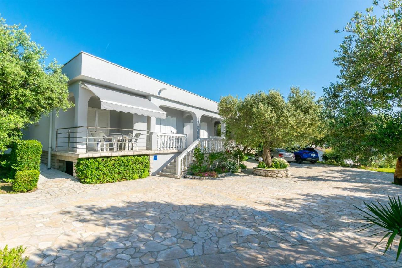 Apartments Anka Kampor Bagian luar foto