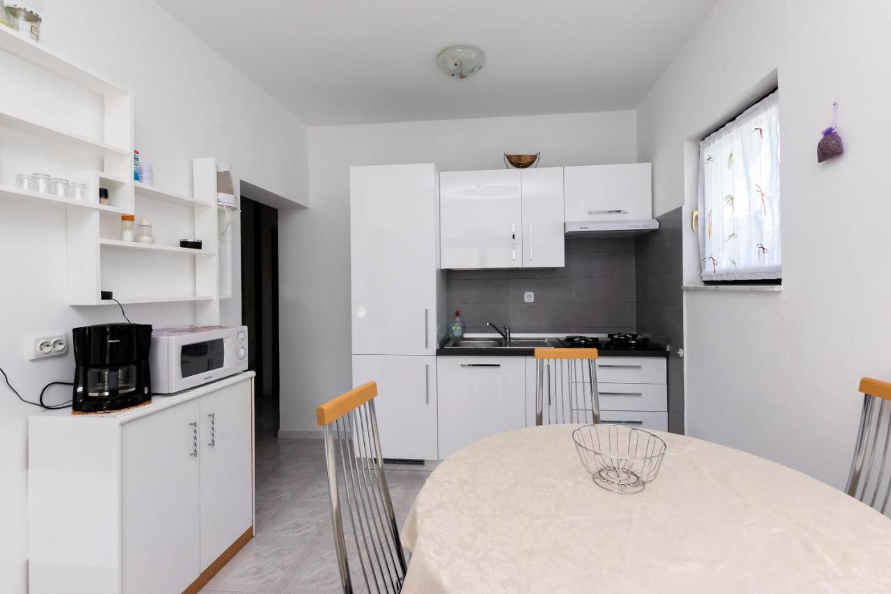 Apartments Anka Kampor Bagian luar foto