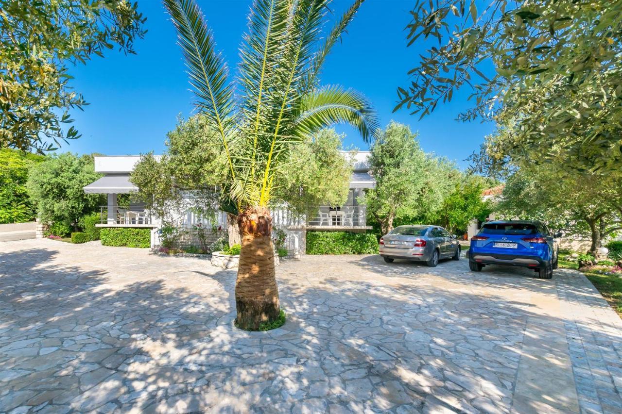 Apartments Anka Kampor Bagian luar foto
