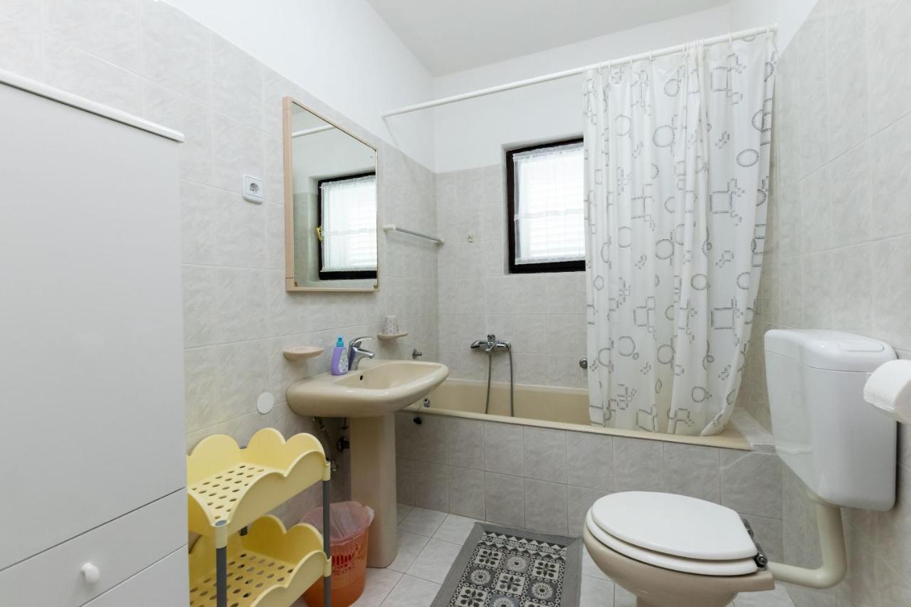 Apartments Anka Kampor Bagian luar foto
