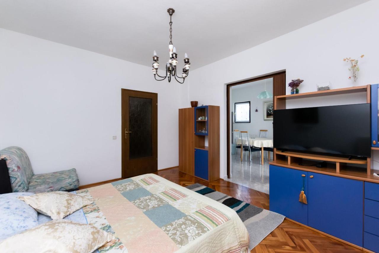 Apartments Anka Kampor Bagian luar foto