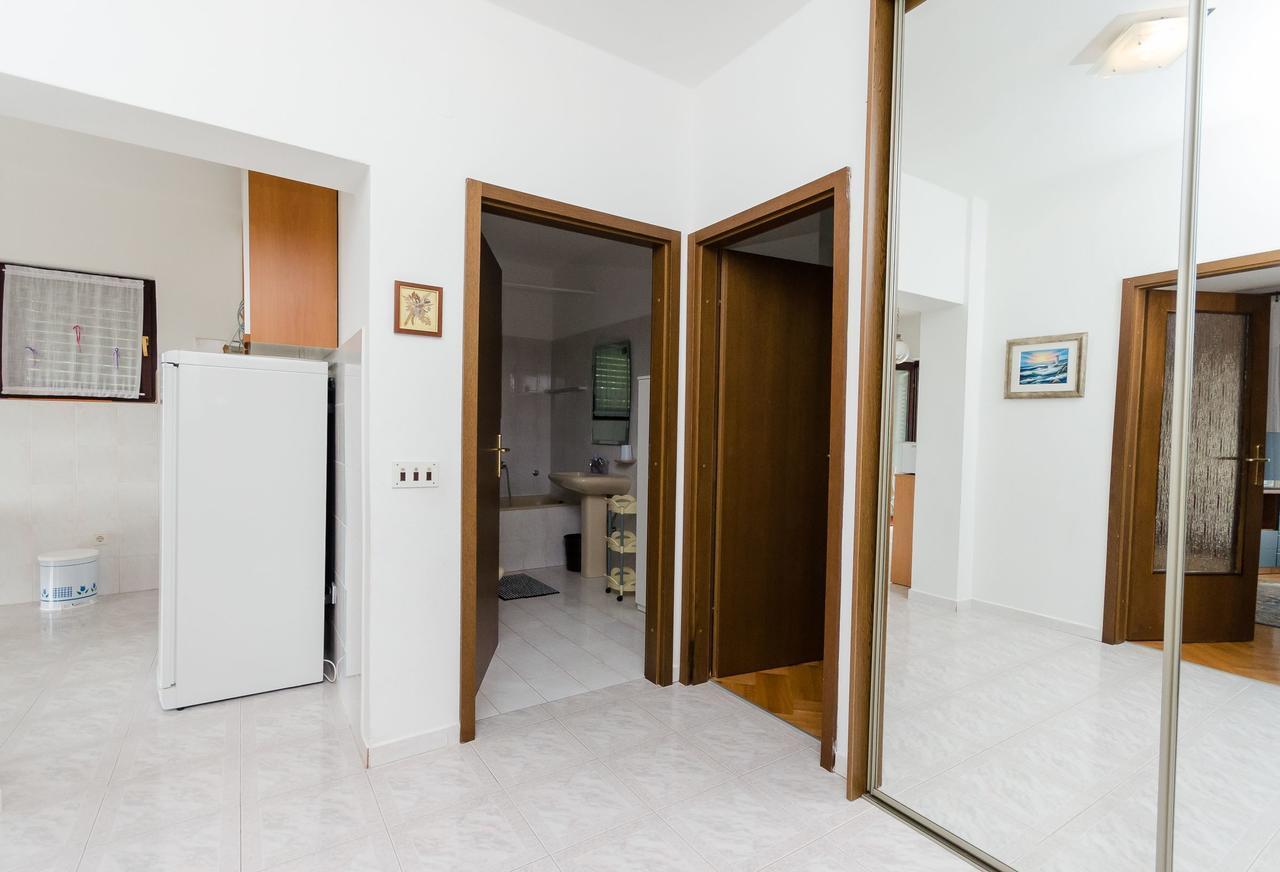 Apartments Anka Kampor Bagian luar foto