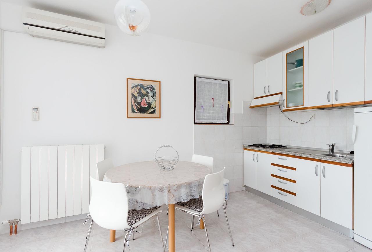 Apartments Anka Kampor Bagian luar foto