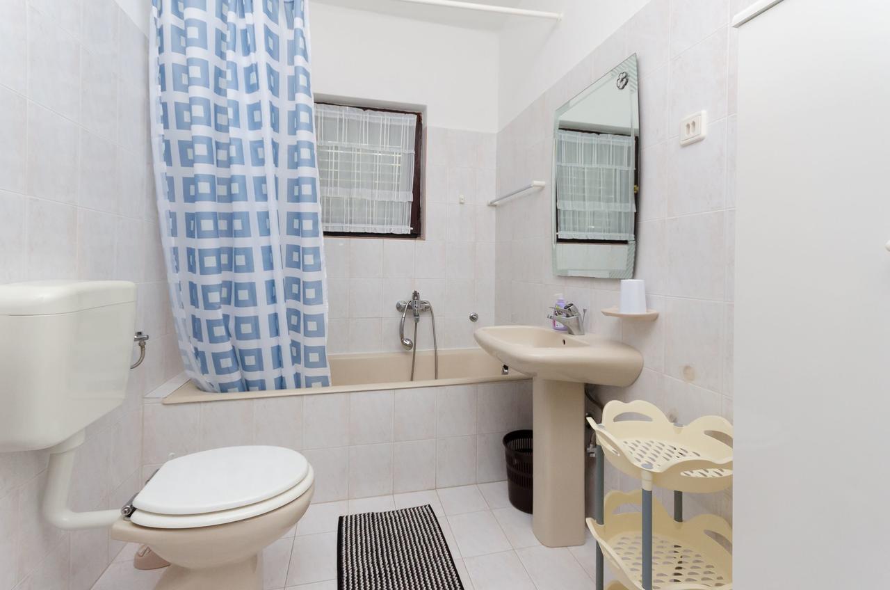 Apartments Anka Kampor Bagian luar foto